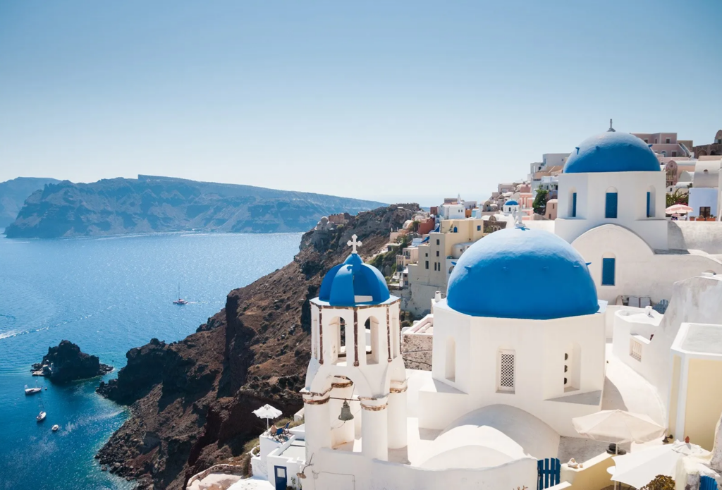 Greece blue domed church along caldera edge in oia santorini greece conde nast traveller 11aug17 istock.jpg kopie